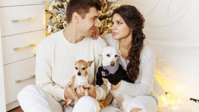 couple with pets 400x226 - 3 Wege wie Haustiere für die Gesellschaft wichtig sind