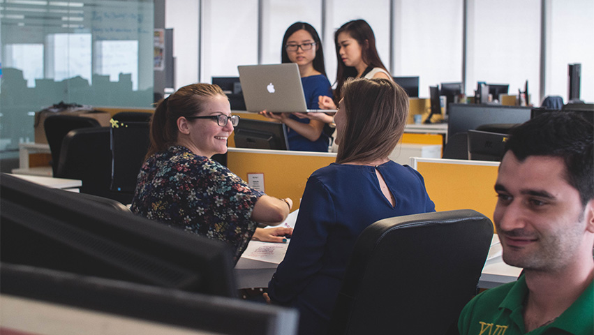 people in workplace - 3 Kryptounternehmen, die gut für die Gesellschaft sind.